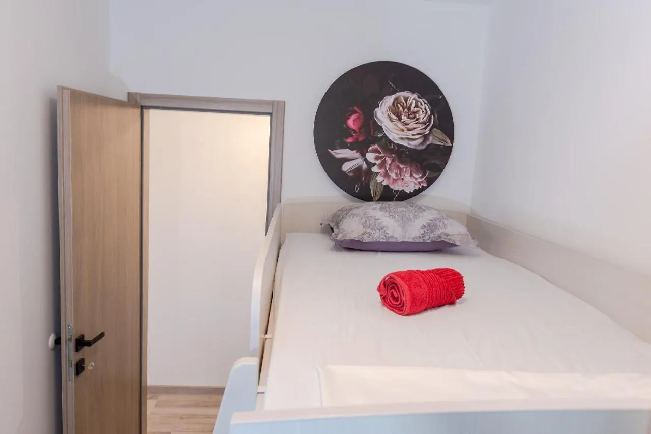Sangalo Apartment Τρογκίρ 0*,